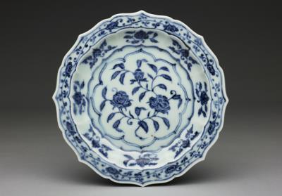 图片[2]-Hibiscus-shaped dish with flowers decoration in underglaze blue, Ming dynasty, Yongle reign (1403-1424)-China Archive